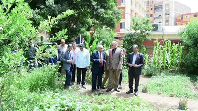 رئيس جامعة سوهاج يتفقد المزرعة النباتية البحثية بكلية العلوم