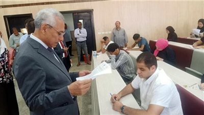 رئيس جامعة المنيا يتفقد انتظام سير الامتحانات بالكليات