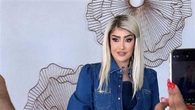 غادة عبدالرازق تخطف الأنظار بالليموني الصارخ