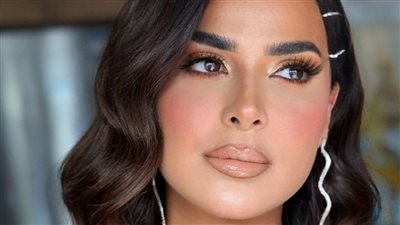 رانيا منصور تبرز أنوثتها بالكب