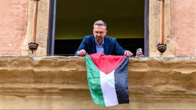 مشجعون إسرائيليون يمزقون علم فلسطين ويثيرون فوضى في أمستردام