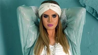 رانيا فريد شوقي تغازل جمهورها.. فستان أحمر مثير|شاهد