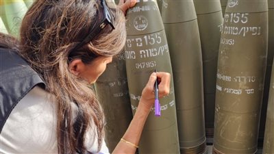 مرشحة الرئاسة الامريكية السابقة توقع على القذائف الاسرائيلية بـ