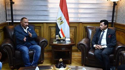 بالتنسيق مع الشباب والرياضة دمج ذوى الهمم مع الأصحاء في تدريبات السباحة بالغردقة