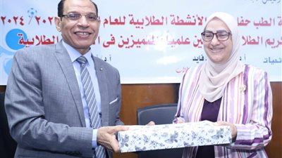 لبلوغها سن التقاعد.. تكريم وكيل كلية طب جنوب الوادي 