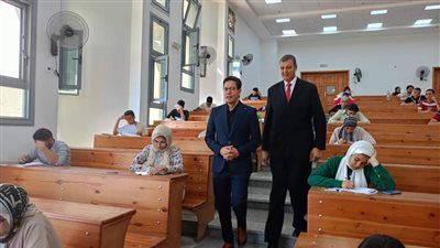 رئيس جامعة بنها يتفقد سير الامتحانات بكليتي التجارة والعلوم 