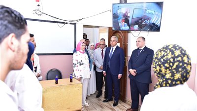 وزير العمل يتابع اختبارات متدربين ويتفقد 