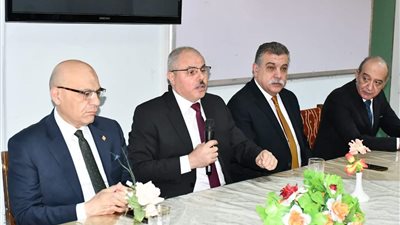  رئيس جامعة القناة يشهد إفتتاح ورشة العمل الخاصة بجراحات العمود الفقري