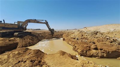 استمرار ردم برك المياه بالكيلو 5 شمال القصير بالبحر الأحمر 