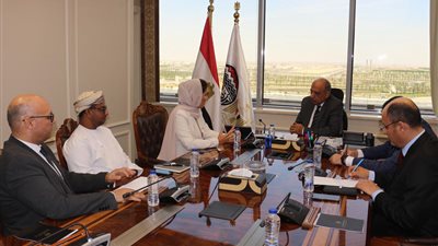 وزير قطاع الأعمال العام يستقبل وفدًا من غرفة تجارة وصناعة سلطنة عمان