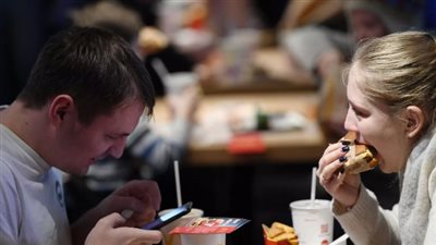 الوجبات السريعة تتحول لرفاهية بعد حالة التضخم في الولايات المتحدة 