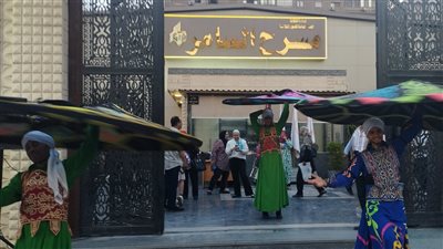 التنورة تستقبل الحاضرين.. بدء فعاليات حفل أغاني موسيقار الأجيال محمد عبد الوهاب بالسامر