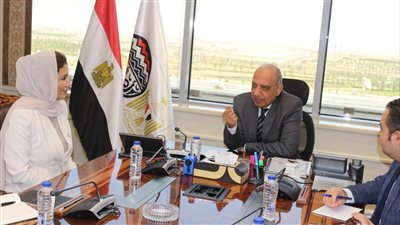  وزير قطاع الأعمال يبحث مع وفد من سلطنة عمان تعزيز التعاون الاستثماري 