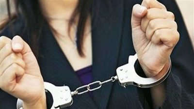 إحالة سيدتين للمحاكمة لاتهامهما بحيازة مخدرات وسرقة المواطنين