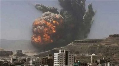 الحوثيون يعلنون استهداف محيط مطار صنعاء الدولي بغارات أمريكية بريطانية 