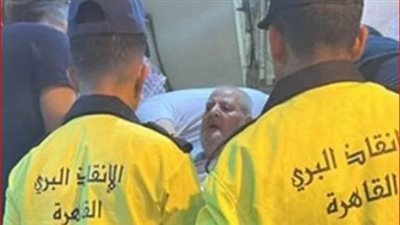 ملائكة الرحمة من الحماية المدنية يساعدون مسنًا في الصعود إلى منزله