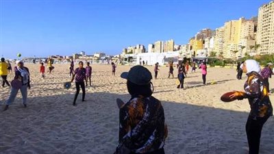 إقبال كبير من المصطافين والمواطنين بشواطئ الإسكندرية 