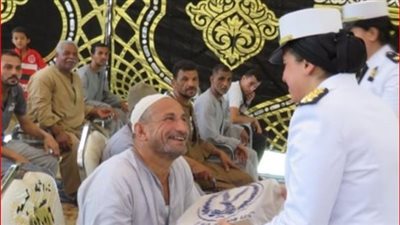 حياة كريمة في سوهاج.. قافلة إنسانية وطبية وهدايا للأهالي | صور 