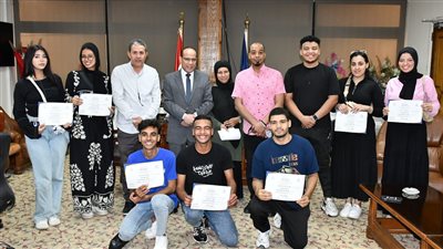 تكريم منتخب الفنون الشعبية بجامعة قناة السويس