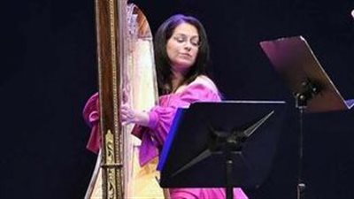 مزيج موسيقي للفلوت والفيولينة والهارب على المسرح الصغير