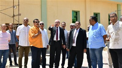 رئيس جامعة القناة يُتابع أعمال تطوير ملاعب كرة القدم 