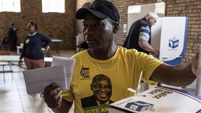 انتخابات جنوب أفريقيا.. أنصار حزب الكنيست زوما يحتفلون في بلدة ماهلاباثيني