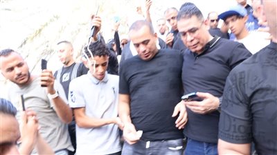 ملامح الحزن تسيطر على محمود الليثي في عزاء والدته (صور)