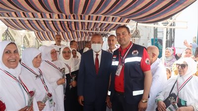 محافظ القليوبية يودع حجاج الجمعيات قبل سفرهم لبيت الله الحرام