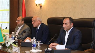 محافظ الجيزة يناقش نسب انتهاء مشروعات الخطة الاستثمارية والموحدة