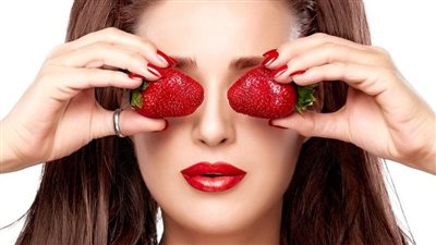 ماذا يحدث للجسم عند أكل الفراولة يوميًا.. طبيب شهير يكشف مفاجأة