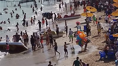 المصطافين يهربون إلى الشواطئ لتخفيف درجات الحرارة بالإسكندرية 
