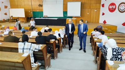 رئيس جامعة دمنهور يتفقد الامتحانات المسائية