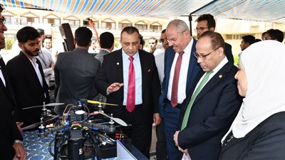 رئيس جامعة قناة السويس يُشيد بالإبتكارات الطلابية