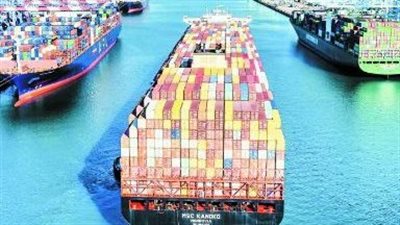 الشحن البحري يعاني مع تحويل مسار السفن عن البحر الأحمر وزيادة رسوم المخاطر