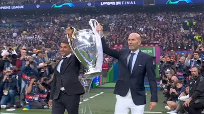 شاهد.. زيدان ونجم دورتموند السابق يسلمان كأس دوري أبطال أوروبا (فيديو)