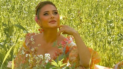 نيللي كريم بالمايوه بعد ساعات من طلاقها.. عيون دامعة ورسائل غير مباشرة (شاهد)