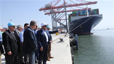 وزير النقل يتفقد مواقع العمل بالمشروعات التنموية والخدمية بميناء الدخيلة
