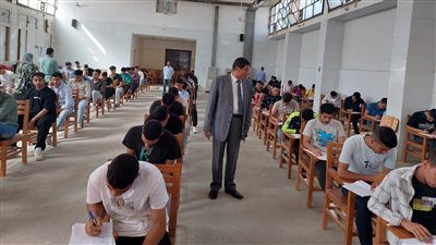 عميد الكلية التكنولوحية بالفيوم يتفقد لجان امتحانات الفصل الدراسي الثاني