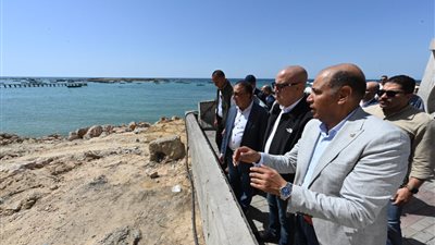وزير الإسكان ومحافظ الإسكندرية يتفقدان مشروع توسعة الكورنيش من المنتزه إلى فندق المحروسة