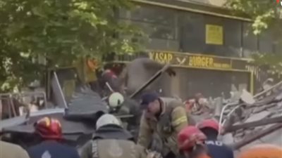 انهيار منزل في إسطنبول وإنقاذ 7 أشخاص من تحت الأنقاض (فيديو)