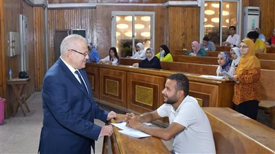 جولة مفاجئة للخشت لمتابعة سير الامتحانات بكليات جامعة القاهرة