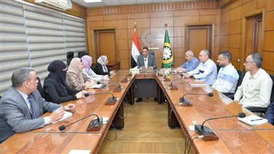 محافظ الدقهلية يجتمع مع المسؤولين لحل مشكلات المواطنين في القطاعات الخدمية والمرافق
