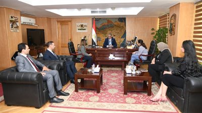 محافظ الفيوم يبحث آليات إنشاء مدرسة وعيادة للصحة الإنجابية للمرأة الريفية