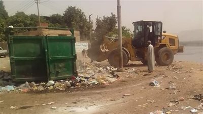 حملة مكبرة لإزالة المخلفات بعددًا من المناطق بنجع حمادي 