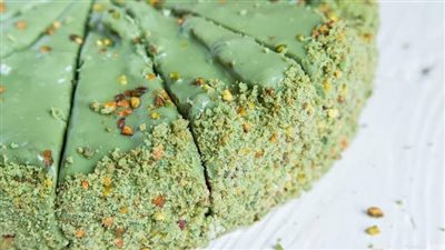 إبهري أولادك بـ كيكة الفستق لعيد ميلاد سعيد