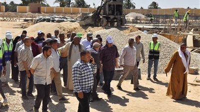 محافظ أسيوط يتفقد مشروع إنشاء سوق حضري بالكوم الأحمر بالبدارى 