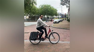 أحمد حلمي يستقل عجلة كالشعب الهولندي في مهرجان روتردام للفيلم العربي