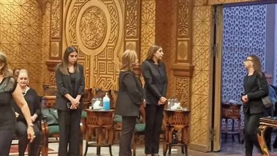 عزاء والدة وزيرة الثقافة .. نجوم الفن والإعلام في مقدمة الحضور