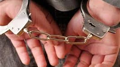 القبض على عنصر إجرامي بحوزته سلاح ناري ومخدرات في الأقصر 