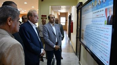 محافظ جنوب سيناء يتفقد لوحة الشرف الخاصة بـالمحافظين السابقين